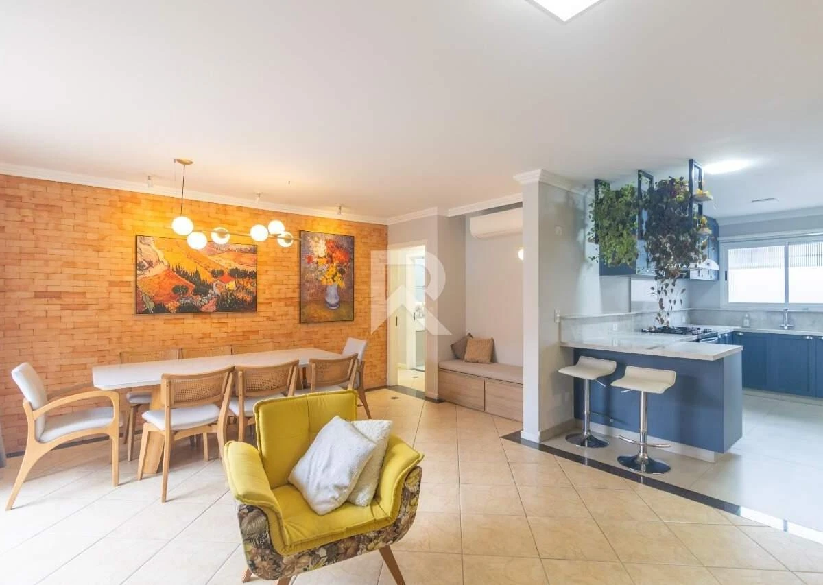 4-bedroom house with a bathtub in Curitiba