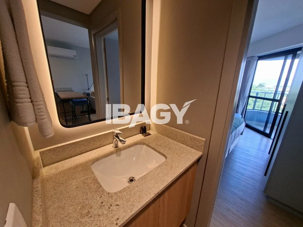 Studio with a glassed-in balcony and open-plan kitchen — photo 269