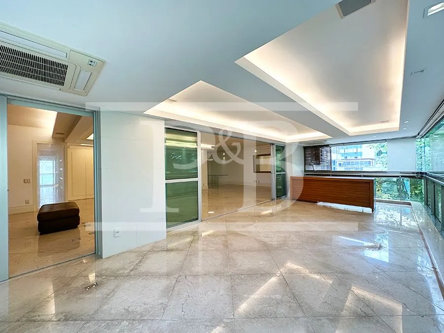 Apartamento com 2 quartos e varanda de vidro fechada — photo 2