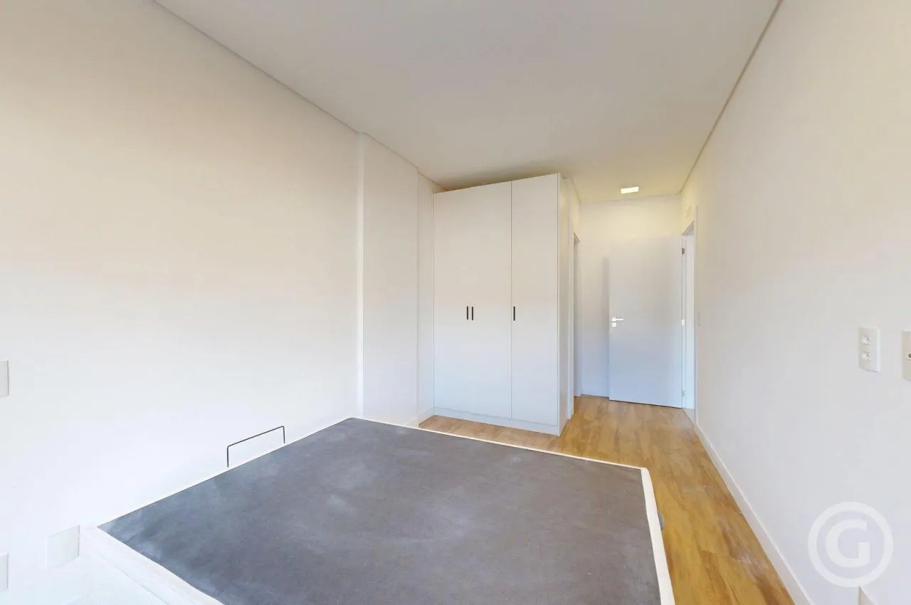 Apartment with 2 bedrooms and a glass-enclosed balcony — photo 17