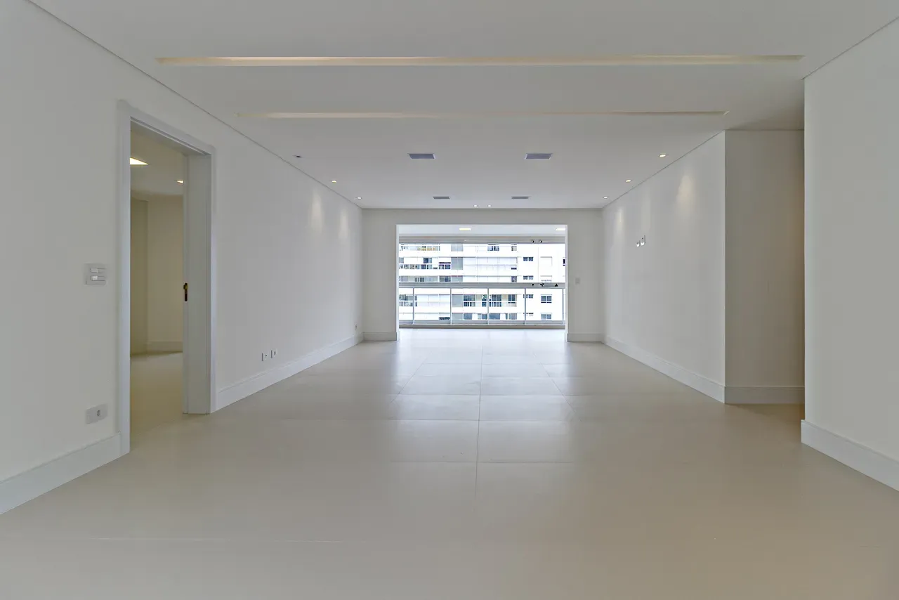 Balcony with a grill in a 4-bedroom apartment, 158 m² — photo 19