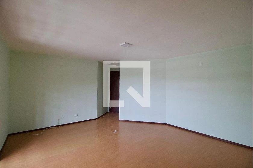 4-bedroom house with wood or laminate floors in Curitiba — photo 17