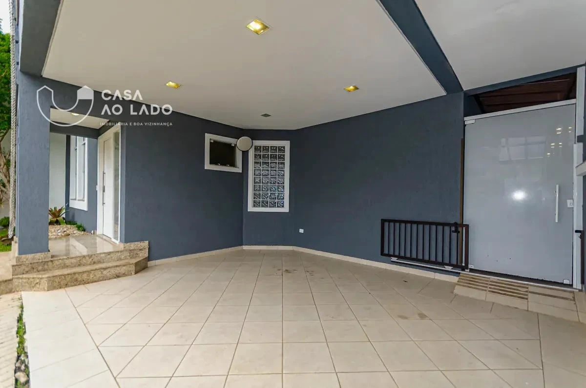 Balcony with a grill in a 3-bedroom house, 264 m² — photo 28