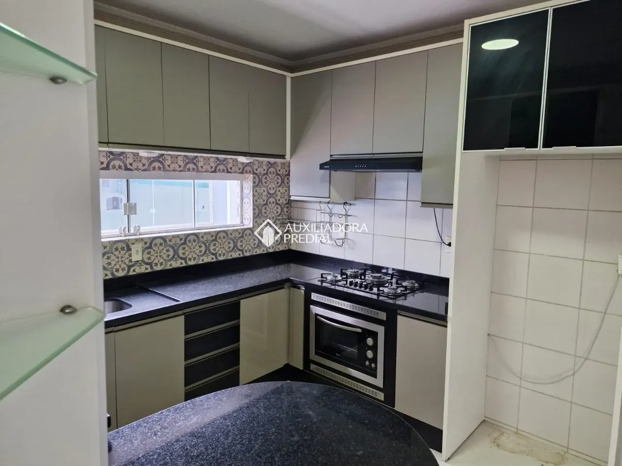 4-bedroom house with a fireplace in Florianópolis — photo 2