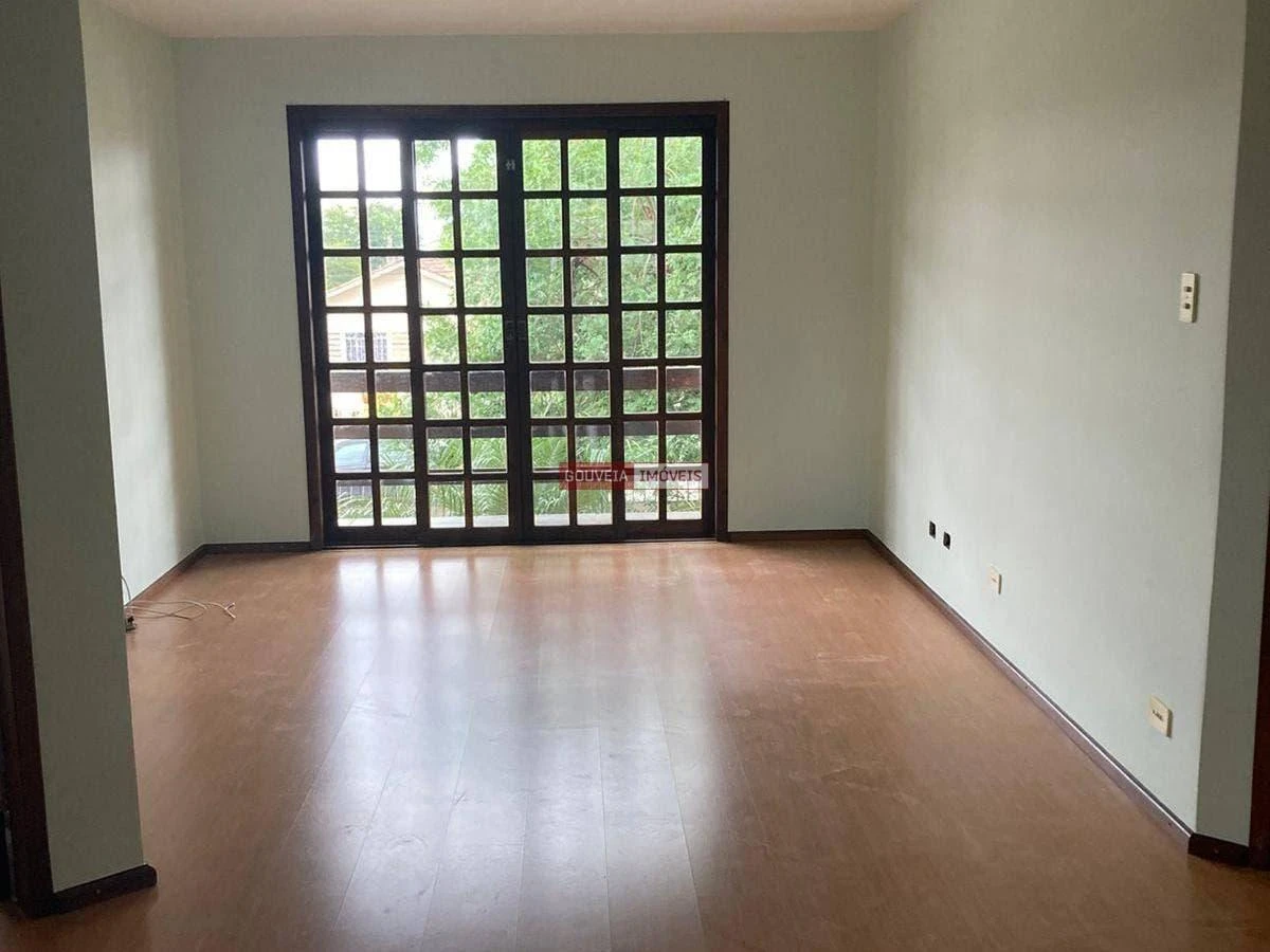 4-bedroom house with a glass-enclosed balcony — photo 24