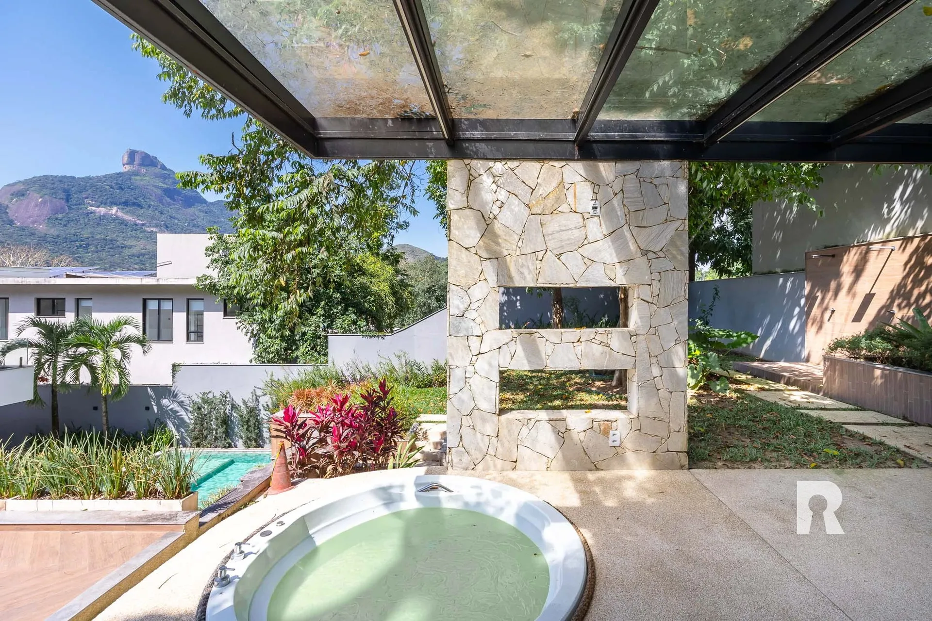 Casa moderna de 5 suítes com 7 banheiros e 2 vagas — photo 20