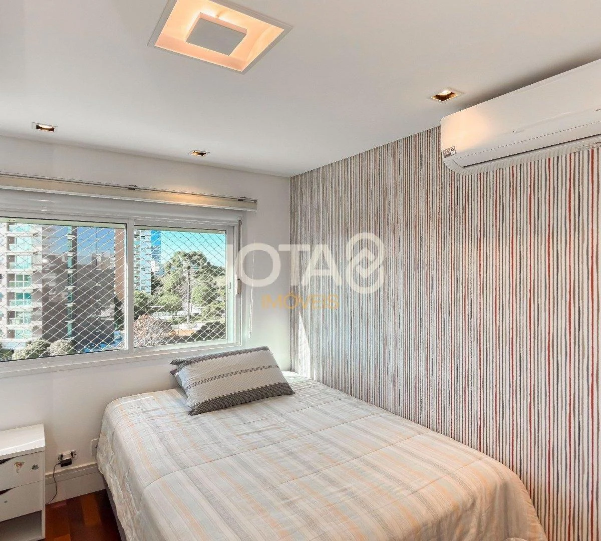 Furnished 4-bedroom apartment with open-plan kitchen — photo 36