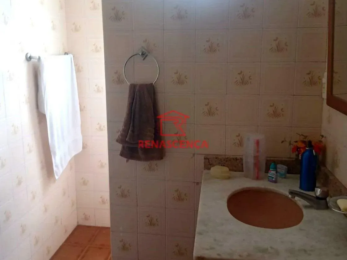 4-bedroom house with 1 en-suite and 300 m² plus pool — photo 18