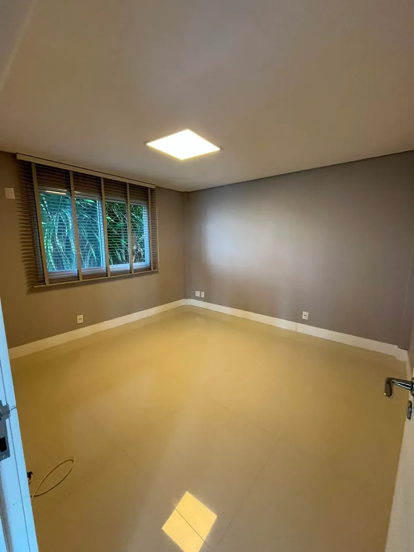Casa de 1000 m² con vista al agua y chimenea — photo 15