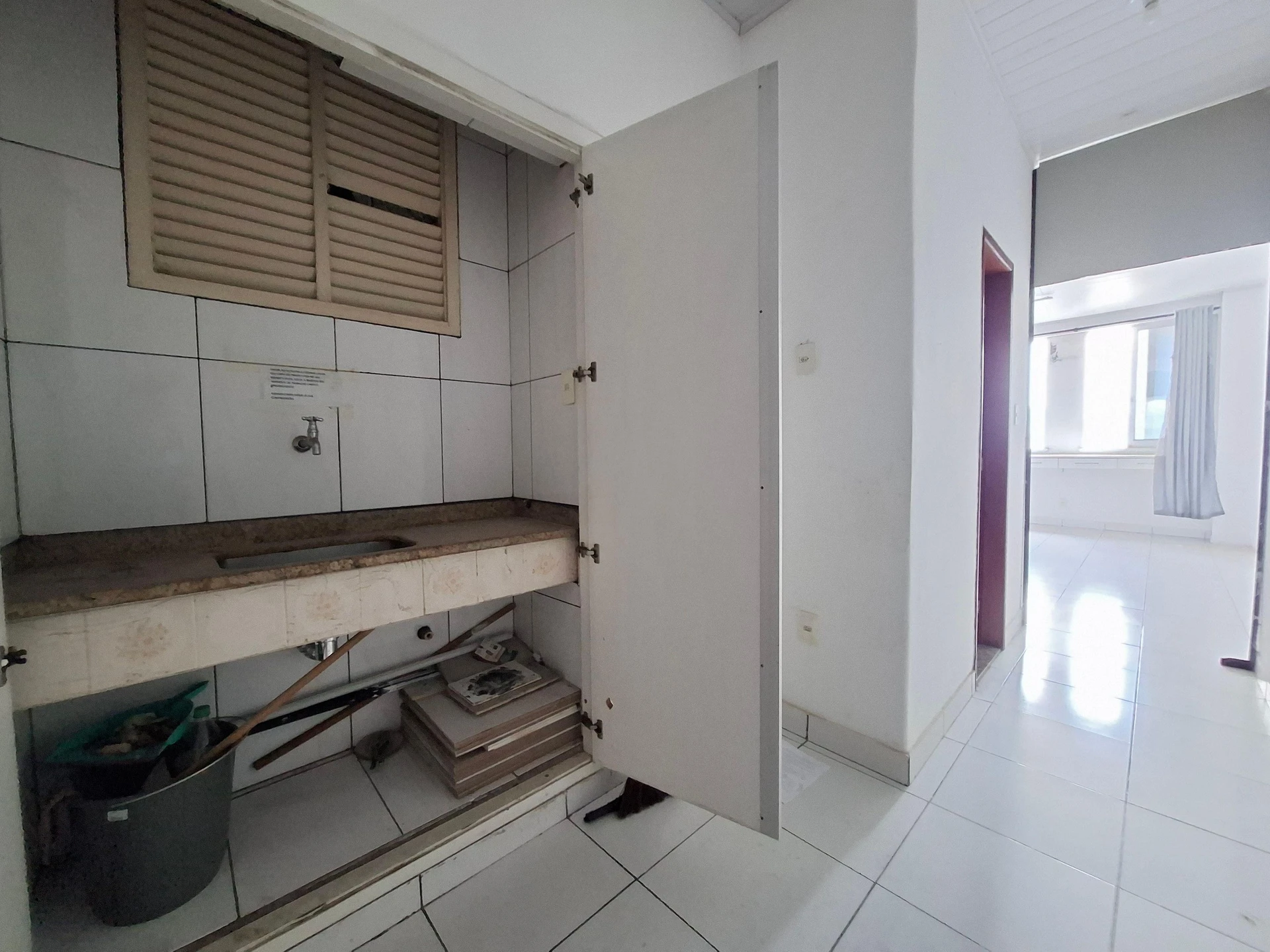 1-bedroom apartment with a compact kitchenette corner — photo 7