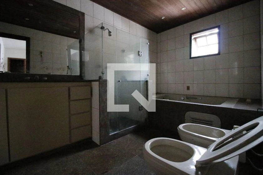 Casa de 500 m² com banheira e janelas do piso ao teto — photo 47