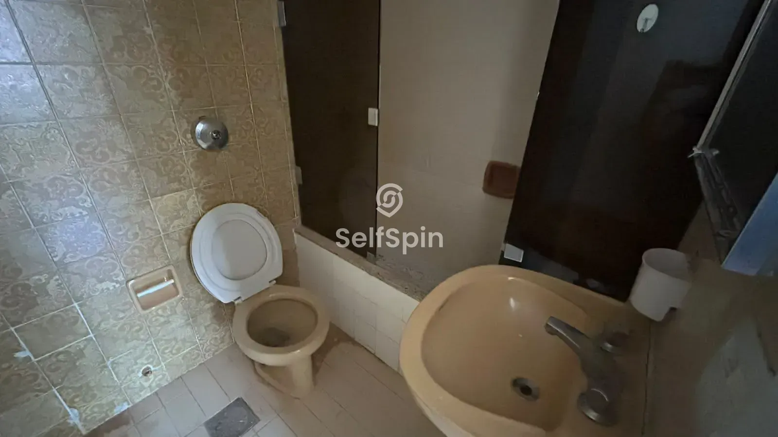Wood or laminate floors in a 4-bedroom apartment, 114 m² — photo 20