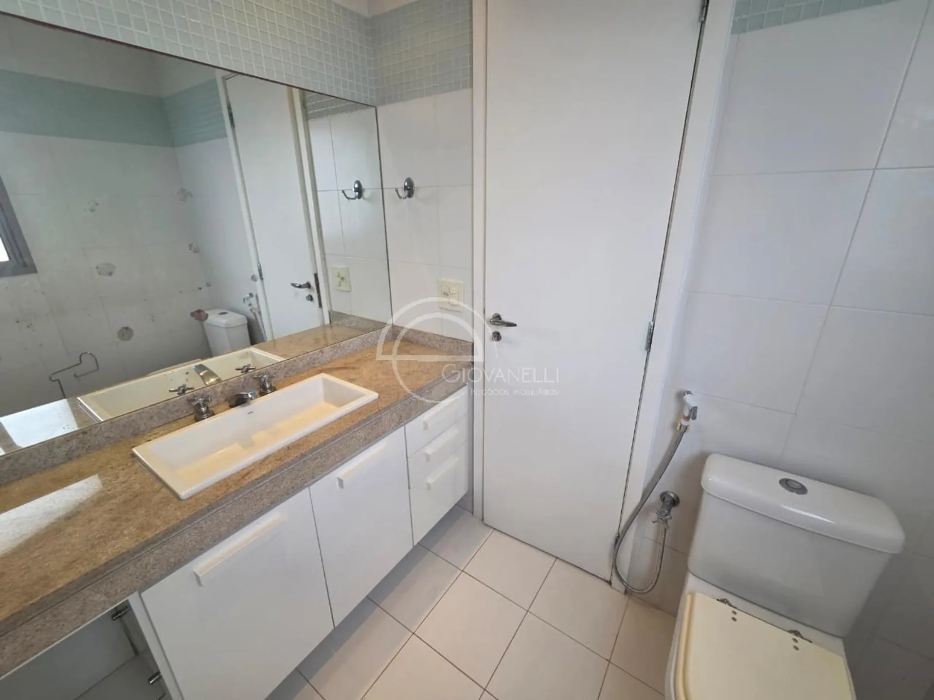 4-bedroom apartment with an enclosed gourmet balcony — photo 36