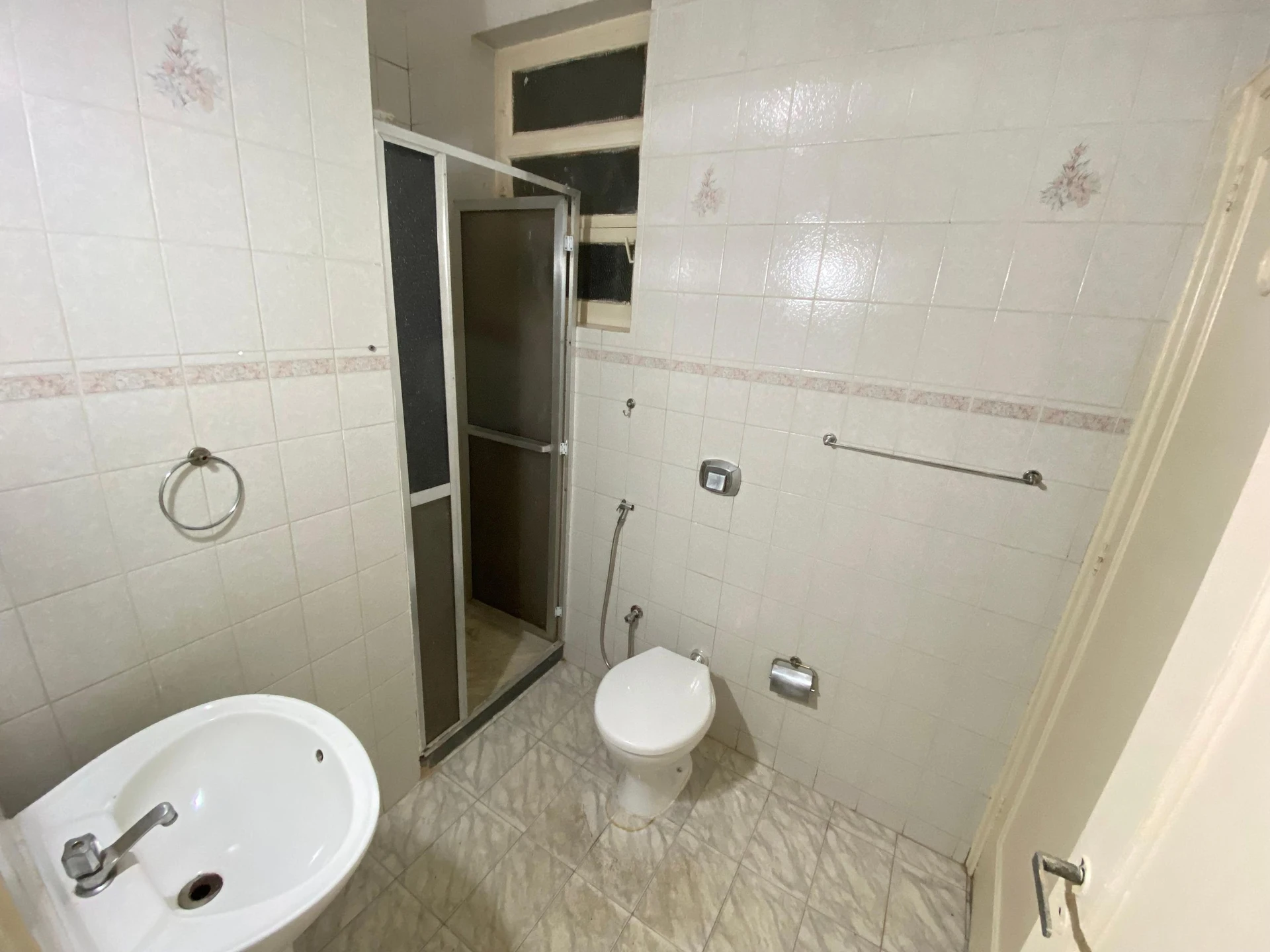 Bathtub in a one-bedroom apartment, 50 m² — photo 28