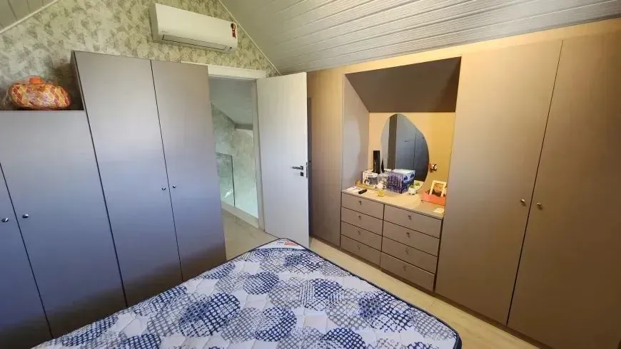 House with 5 bedrooms and an open-plan kitchen — photo 5