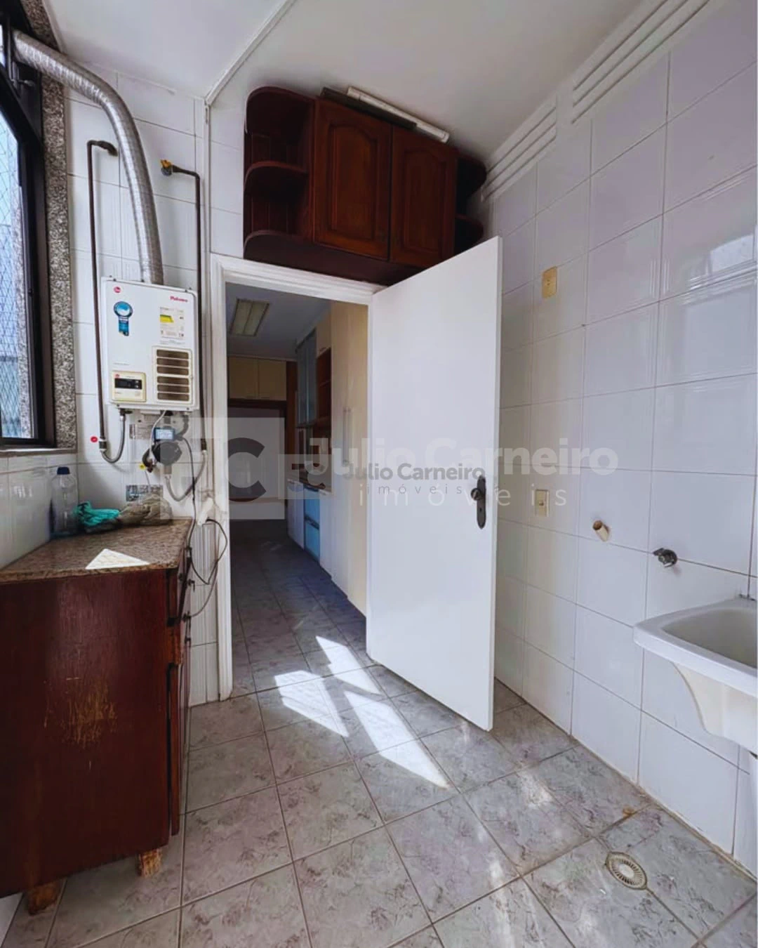 4-bedroom apartment with a bathtub — photo 3