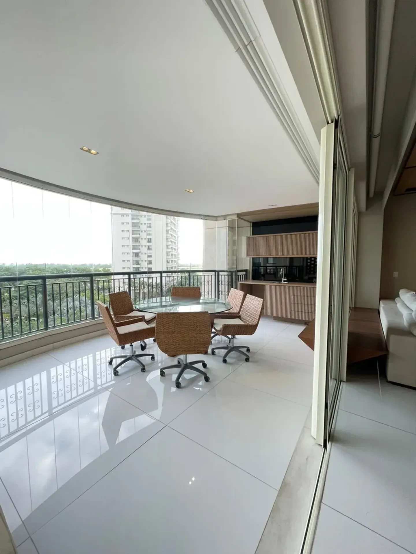 Furnished 3-bedroom apartment with glassed balcony — photo 2