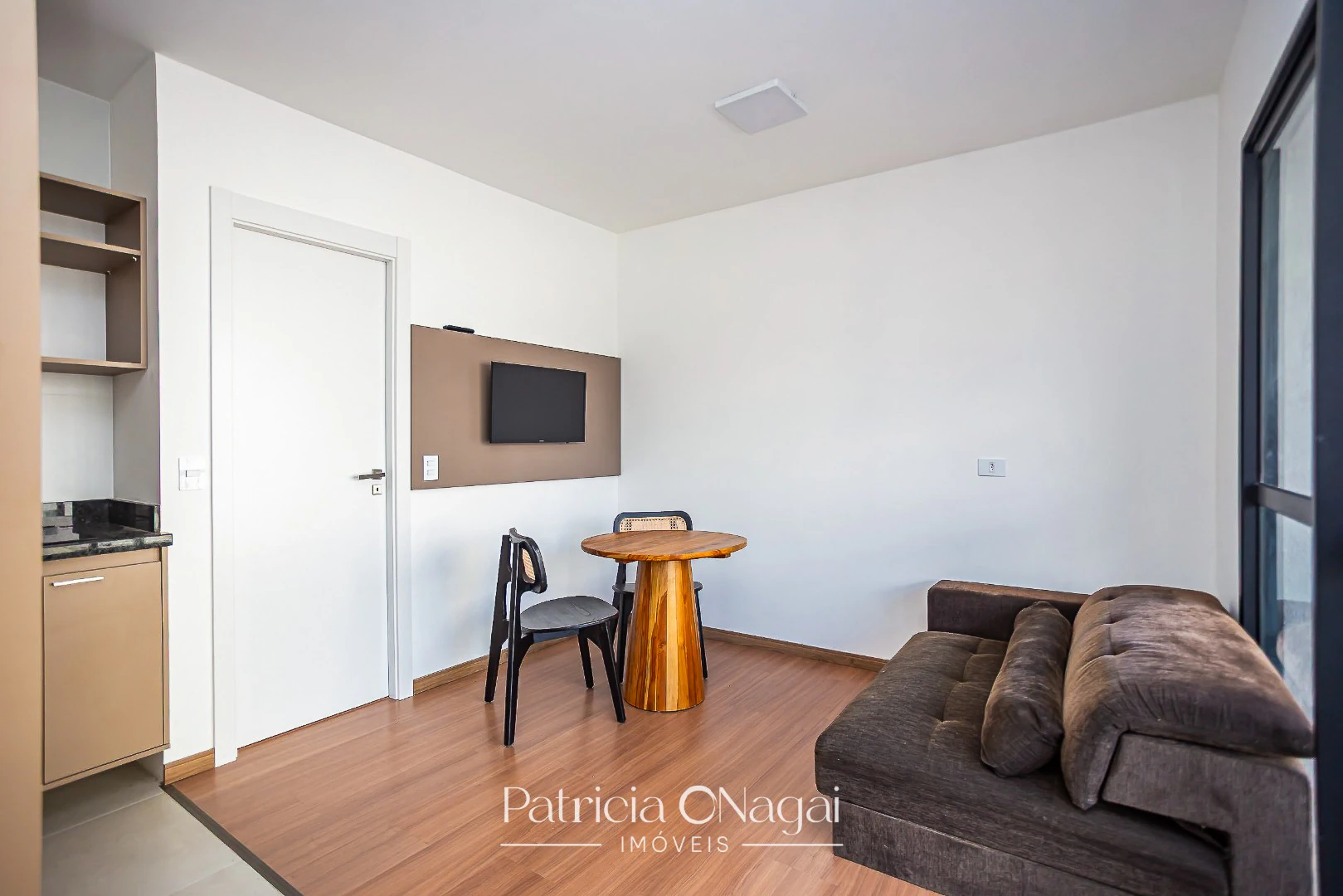 Furnished 1-bedroom apartment with balcony and 56 m² — photo 3