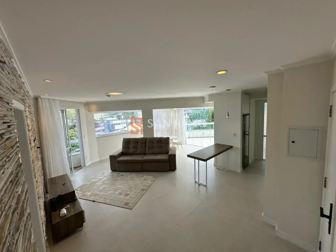 Furnished top-floor unit with 2 bedrooms and glass balcony — photo 6