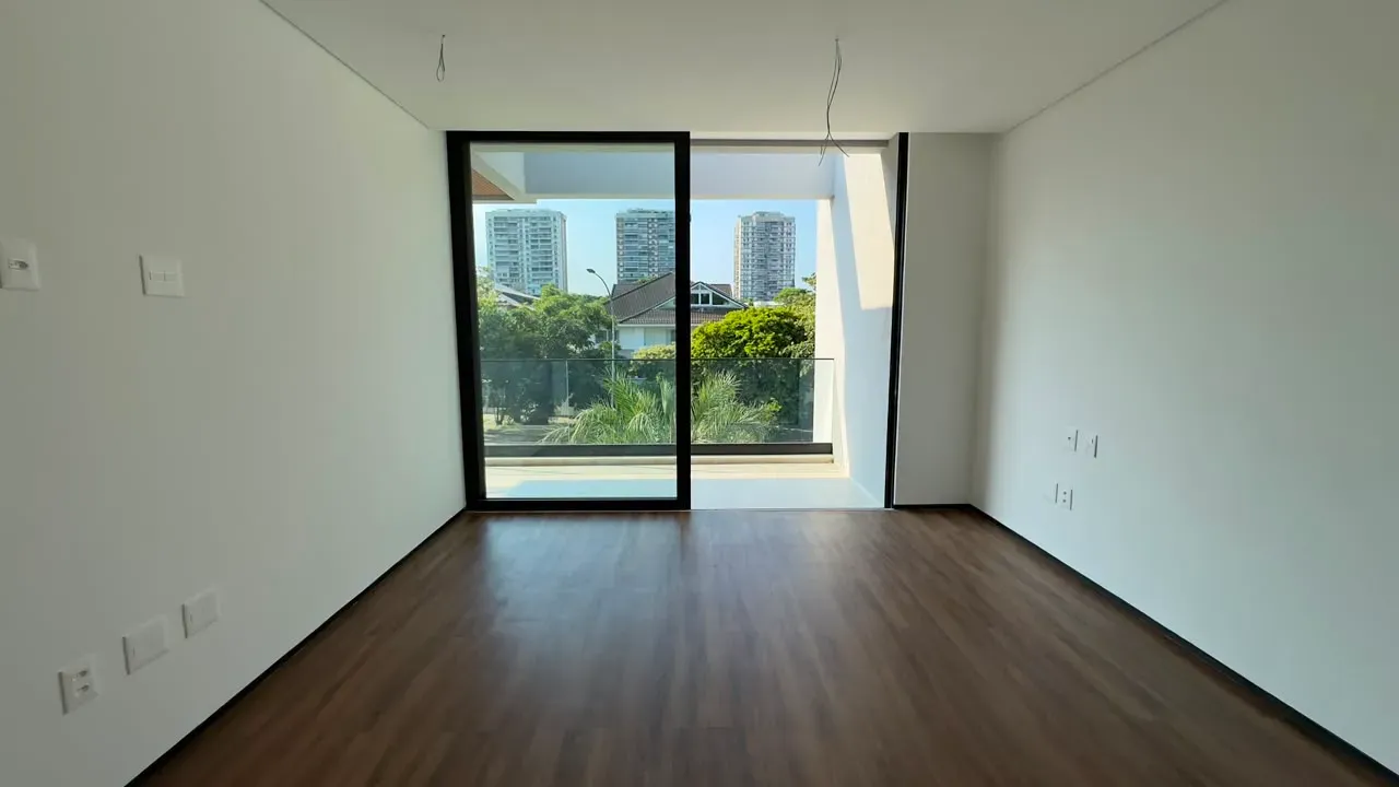 House with 5 bedrooms and floor-to-ceiling windows — photo 23