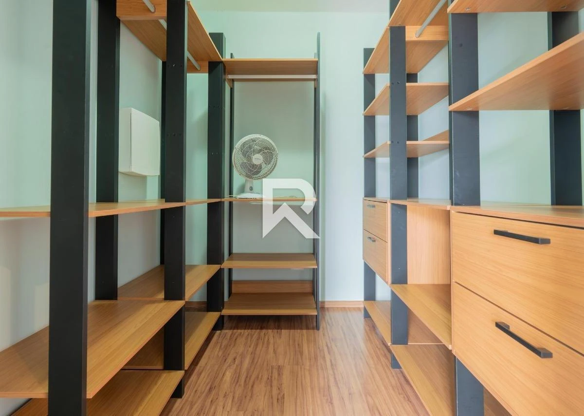 250 m² house with a walk-in closet and a bathtub — photo 44