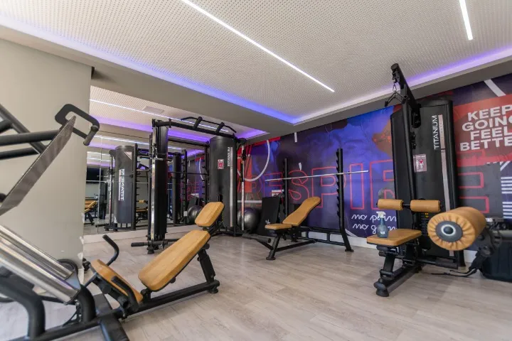 2-bedroom apartment in a building with a gym — photo 15