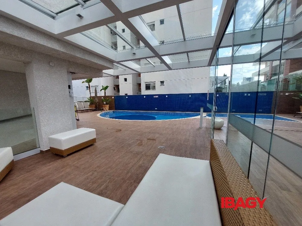 4-bedroom apartment in a building with a pool — photo 7