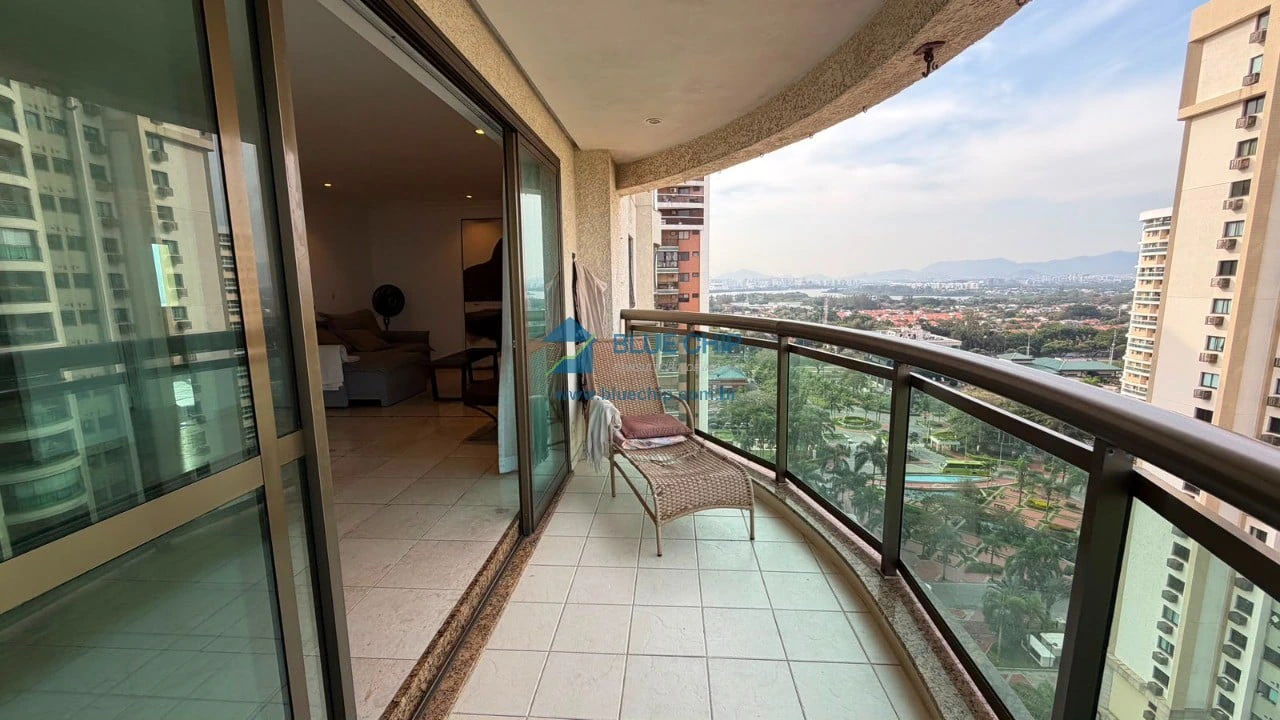 Furnished 3-bedroom apartment with enclosed balcony — photo 12