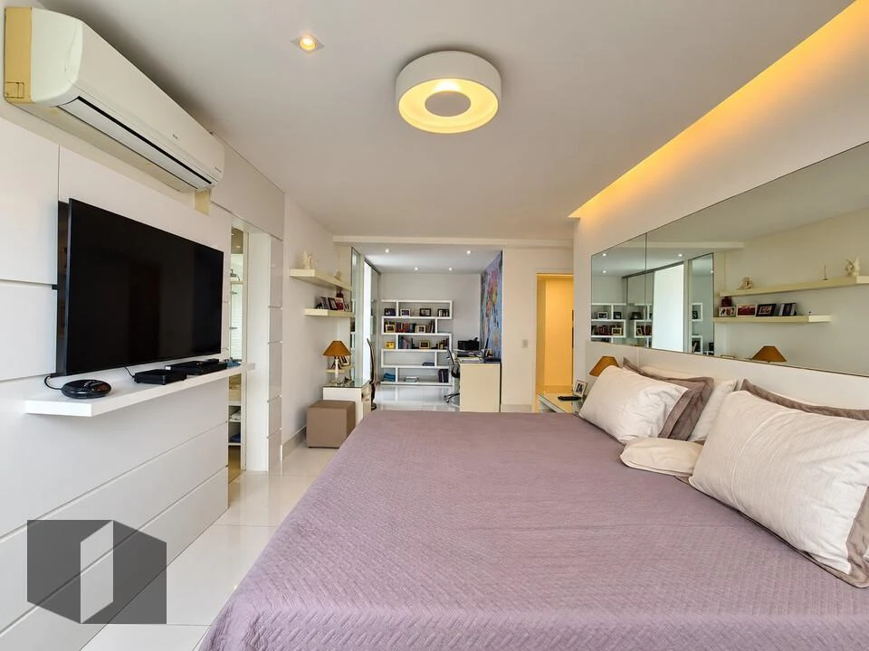 Bathtub in a 4-bedroom apartment, 226 m² — photo 11
