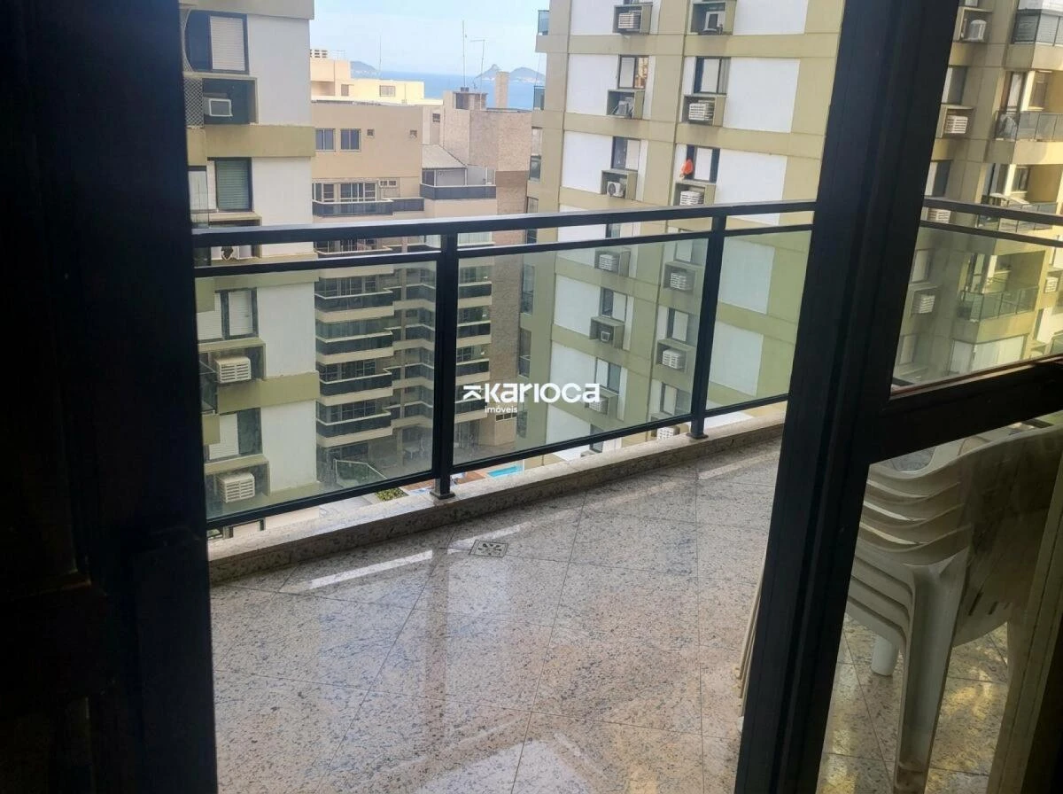 Glass-enclosed balcony in a one-bedroom apartment, 52 m² — photo 9