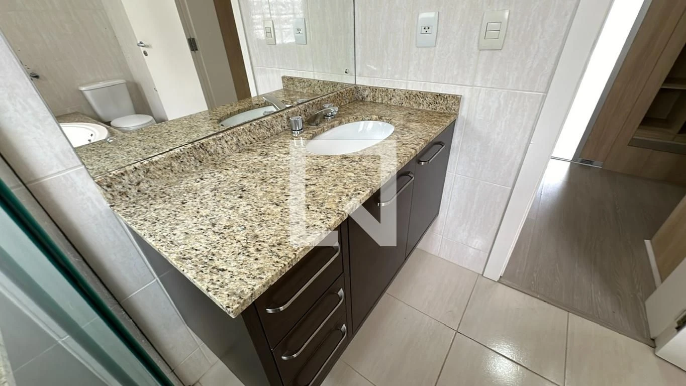 3-bedroom house with a glass-enclosed balcony in Curitiba — photo 42