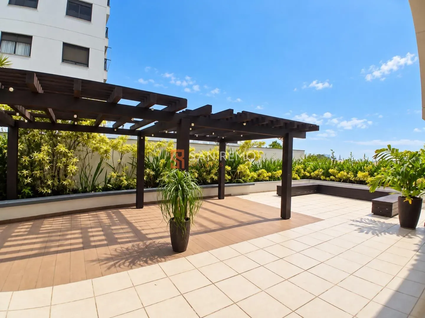 Glass-enclosed balcony in a 3-bedroom apartment, 120 m² — photo 41