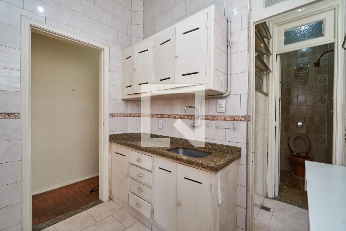 2-bedroom apartment with a bathtub
