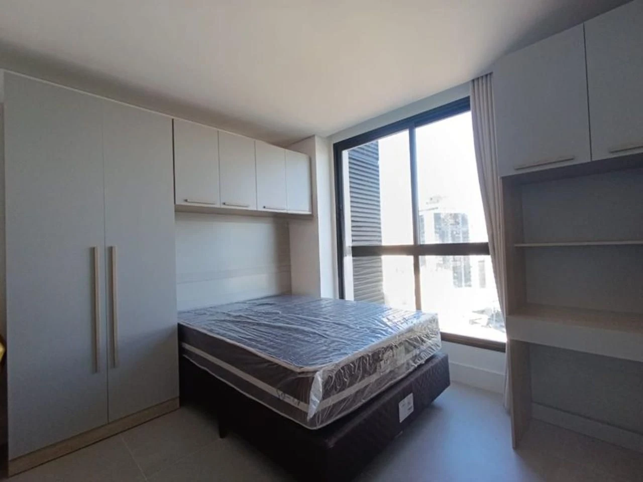 Apartamento com 1 dormitório e cozinha compacta com forno — photo 13