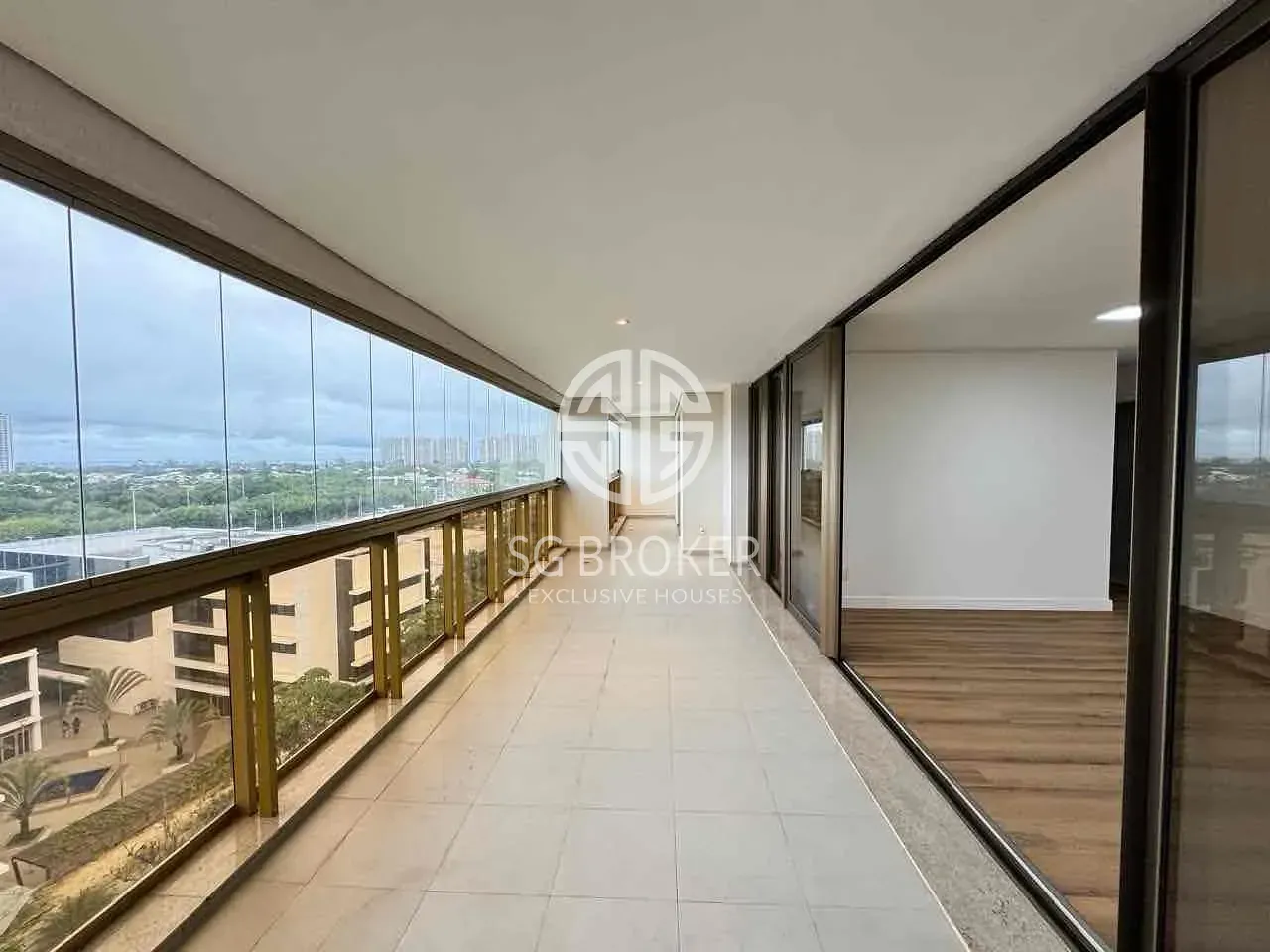 Apartment with views of the city and mountains — photo 18
