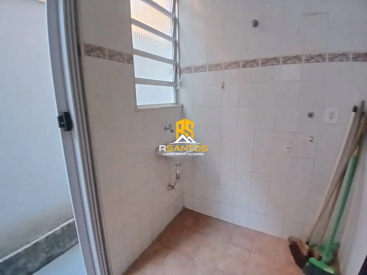 2-bedroom house with a bathtub — photo 6