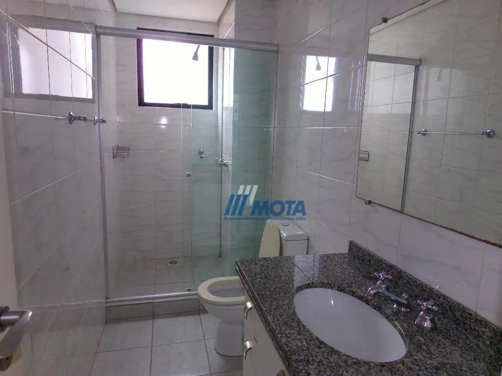 3-bedroom apartment with a bathtub — photo 37