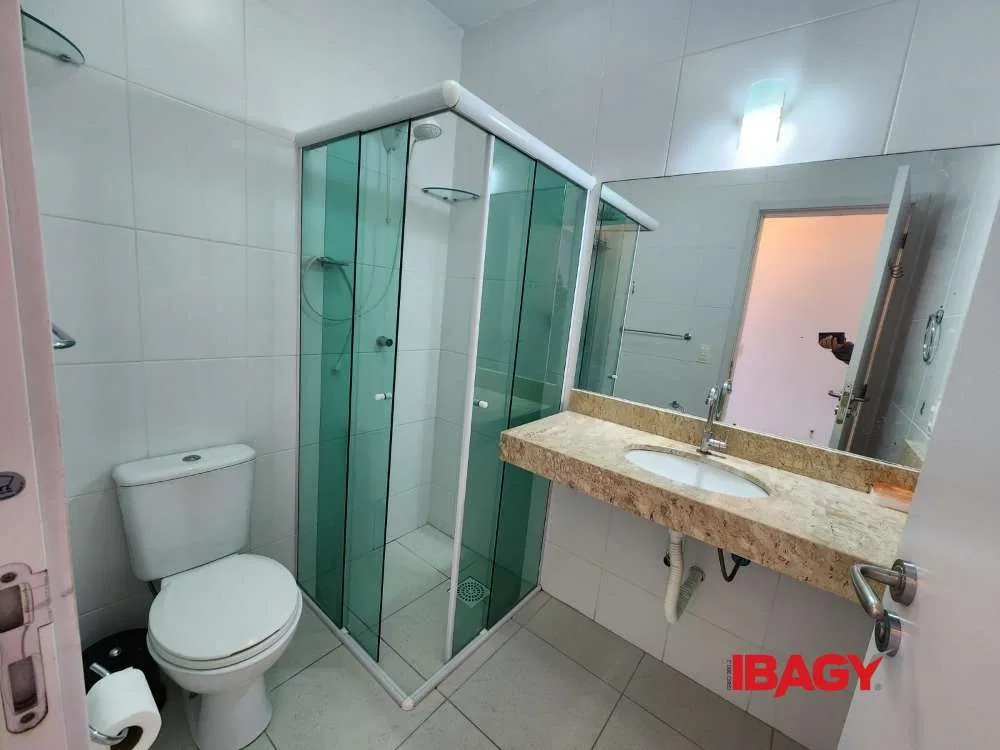 2-bedroom apartment in a building with a gym — photo 4