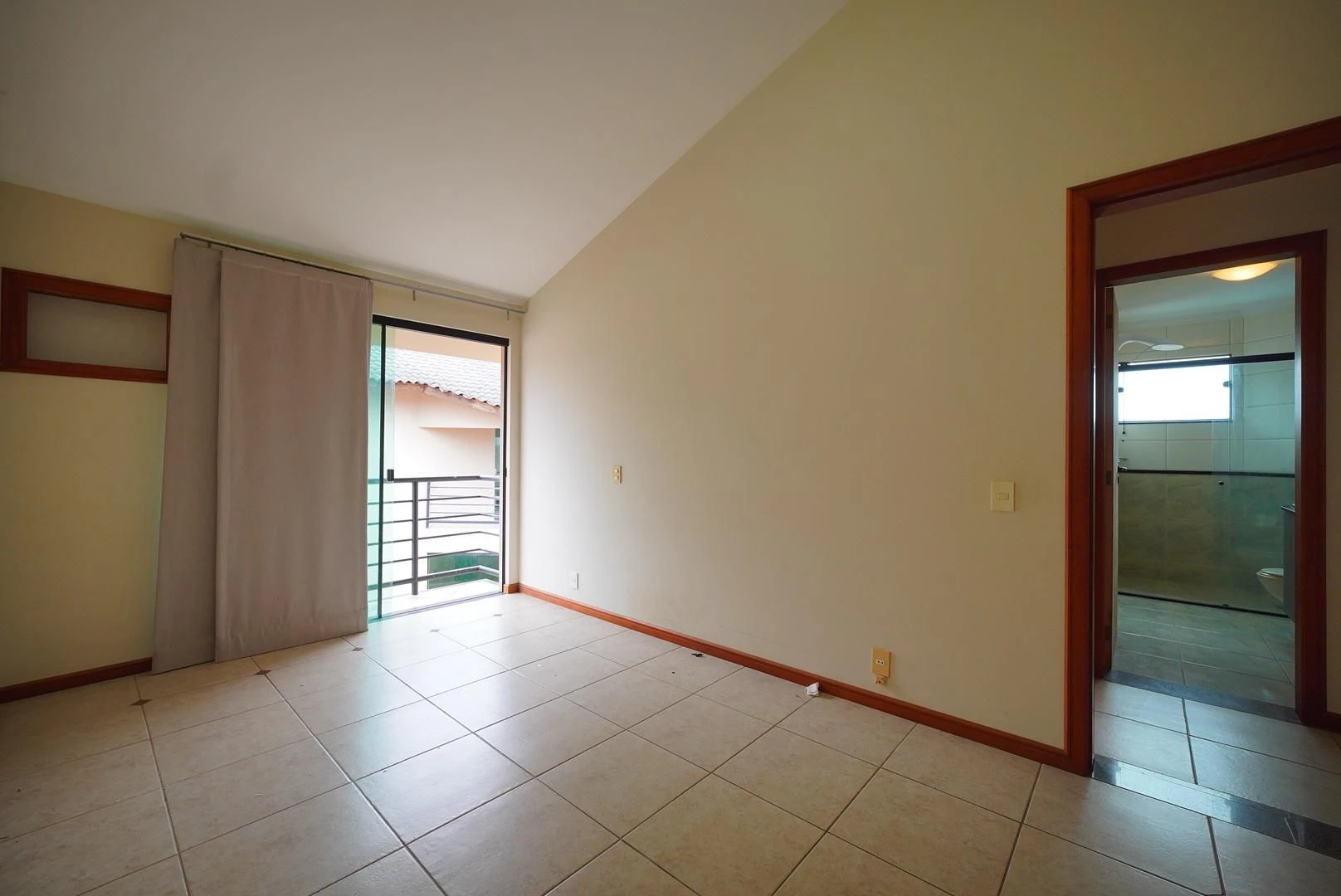 407 m² house with a washing machine and a bathtub — photo 46