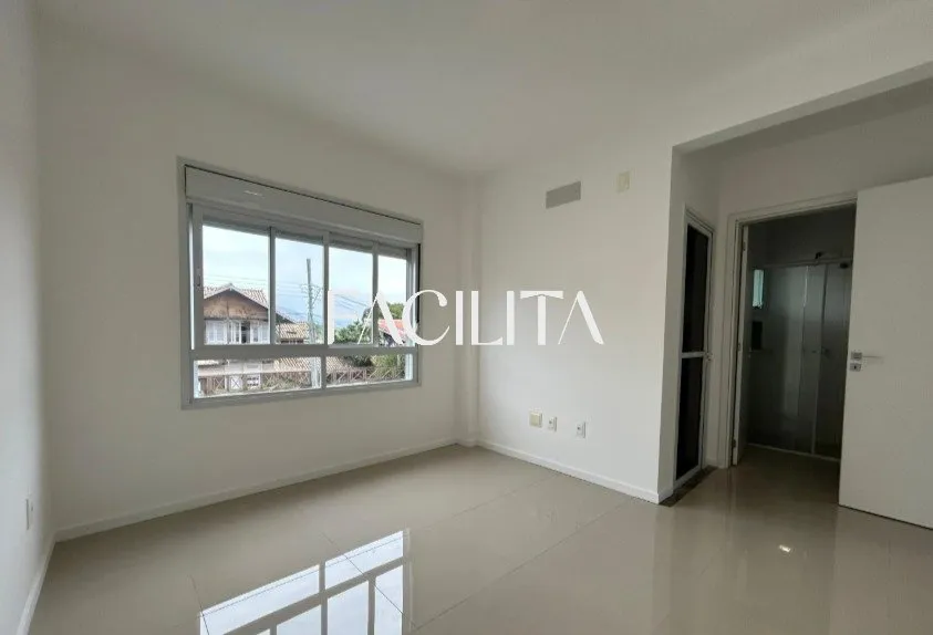Casa com 3 quartos e cozinha americana com fogão — photo 29