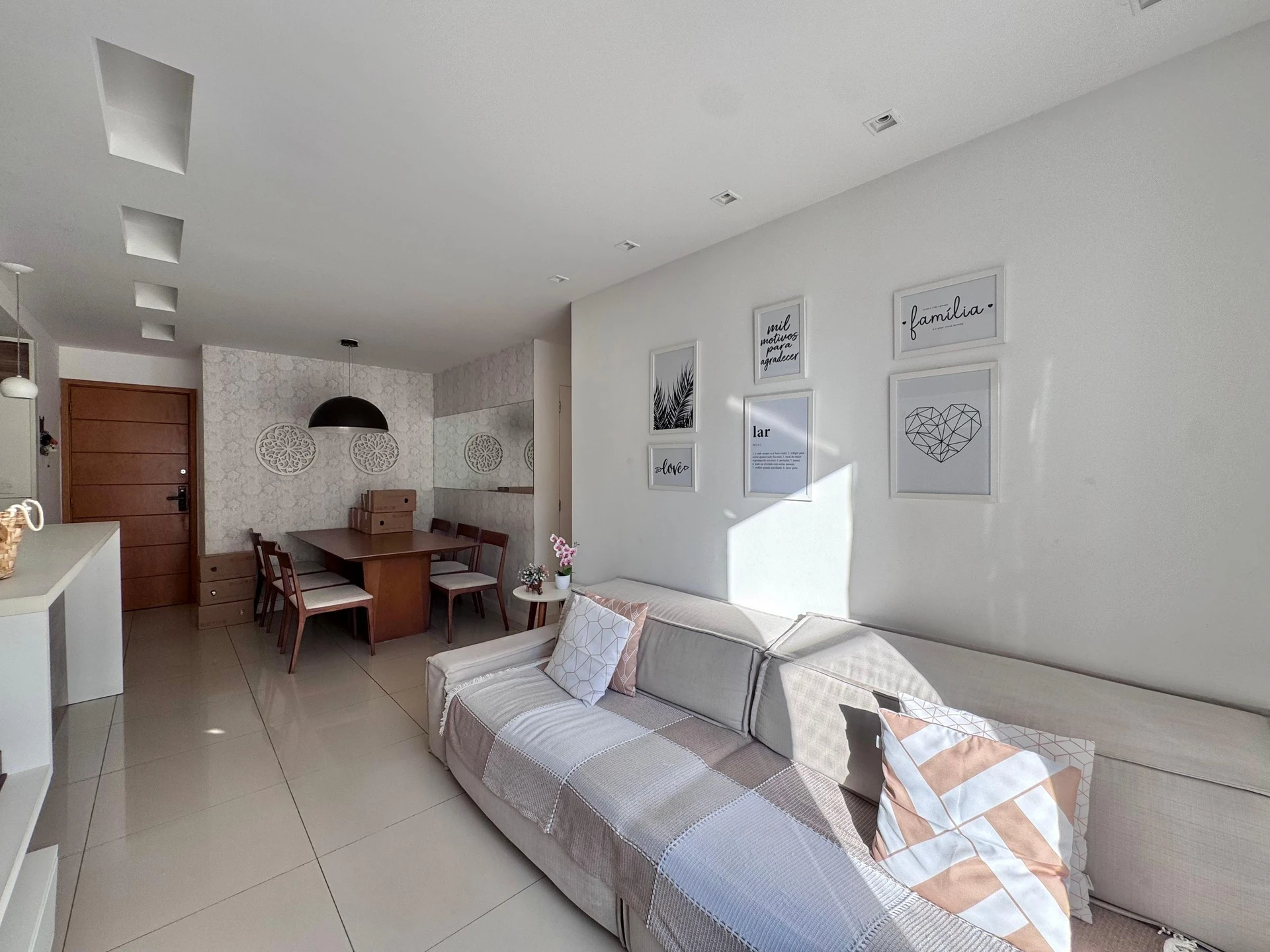 4-bedroom apartment with a glass-enclosed balcony — photo 25