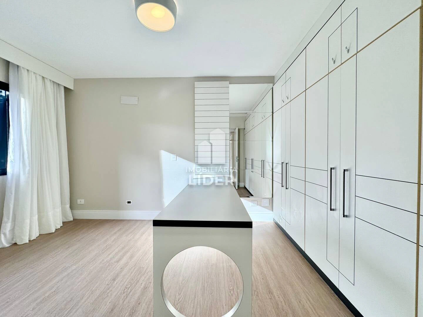 Apartment with 4 bedrooms and 3 parking spots, balcony — photo 17