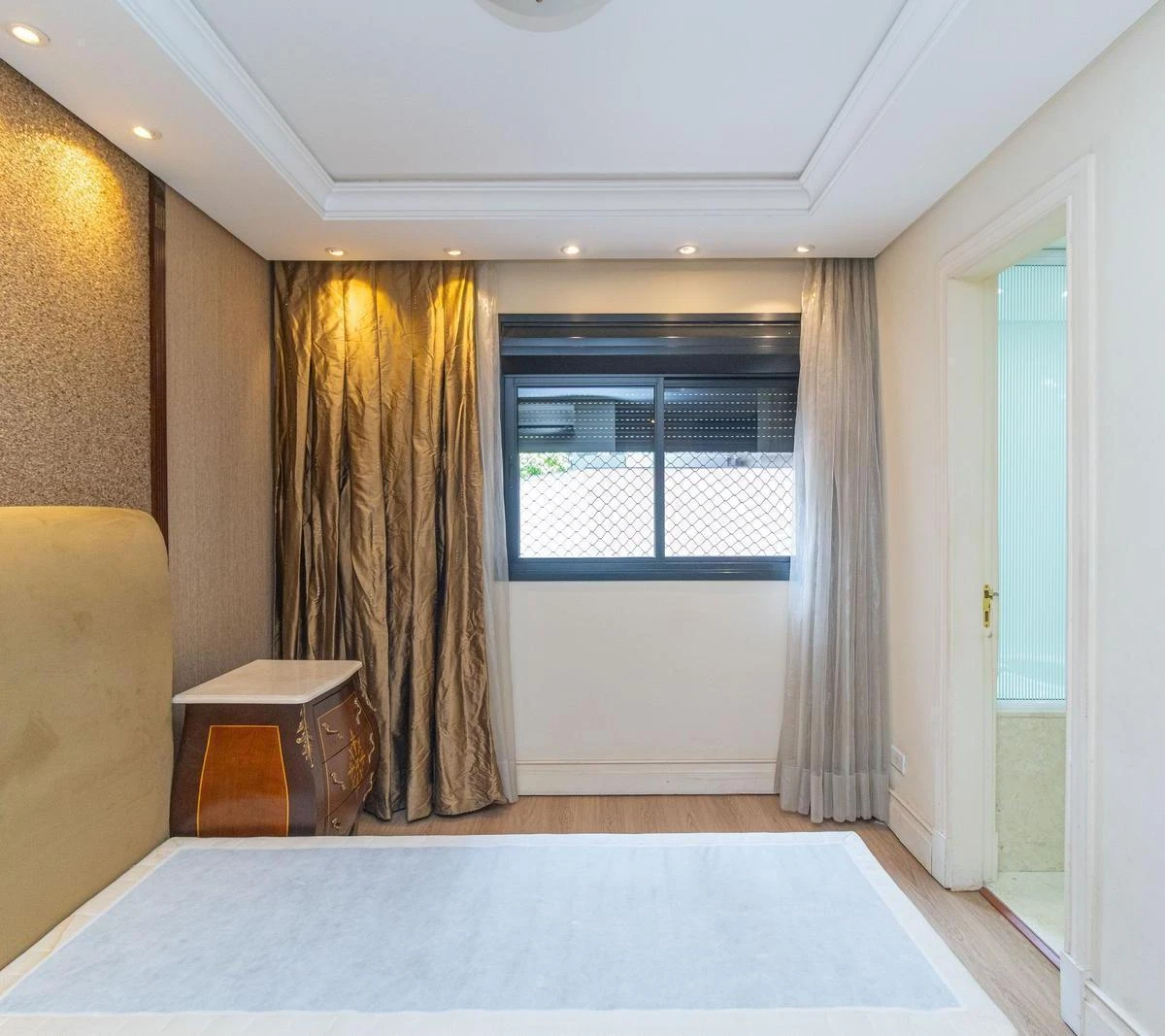 2-bedroom apartment with a bathtub in Curitiba — photo 13