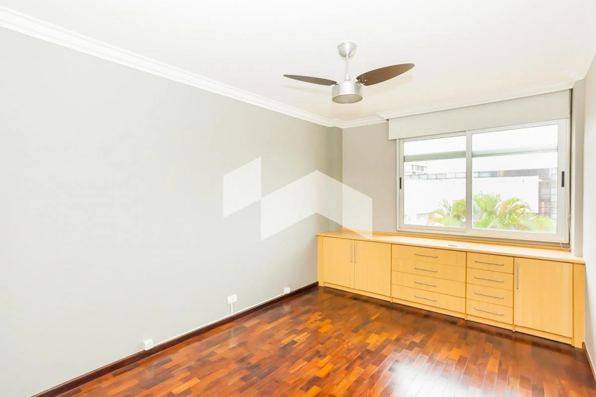 Apartment, 152 m², with wood or laminate floors — photo 22