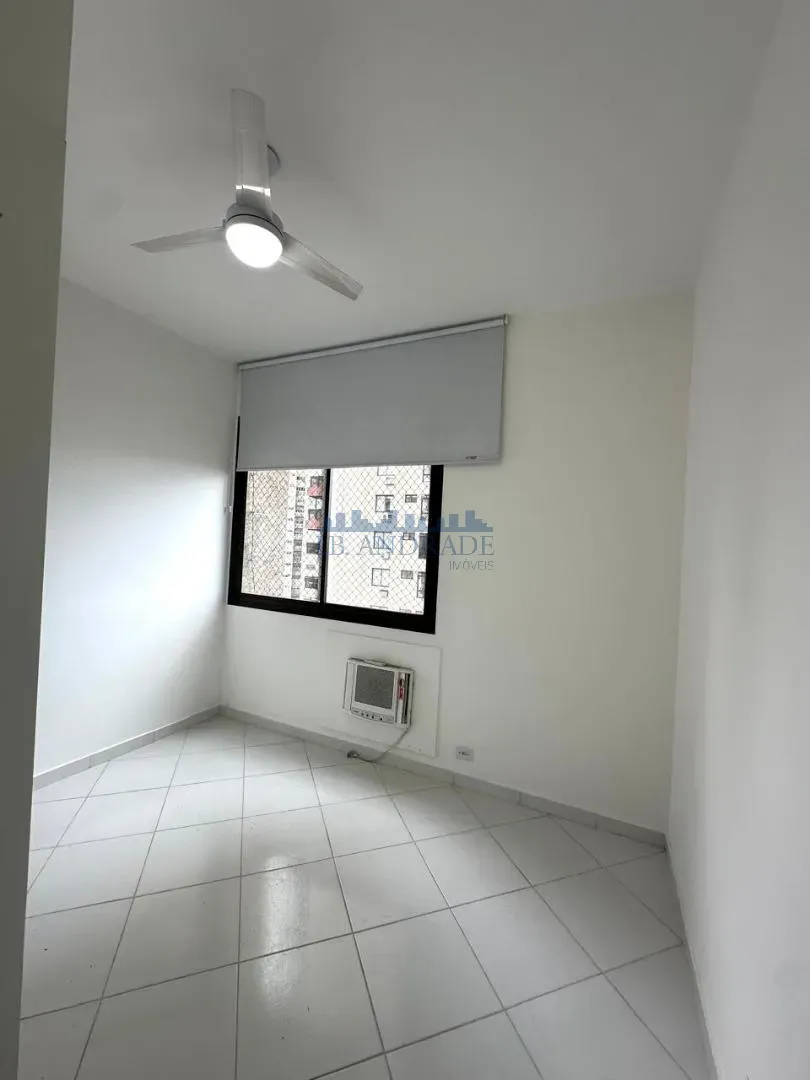 Glass-enclosed balcony in a 4-bedroom apartment, 197 m² — photo 32