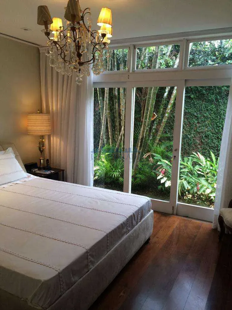 Furnished house with 4 bedrooms and 498 m², closed kitchen — photo 41