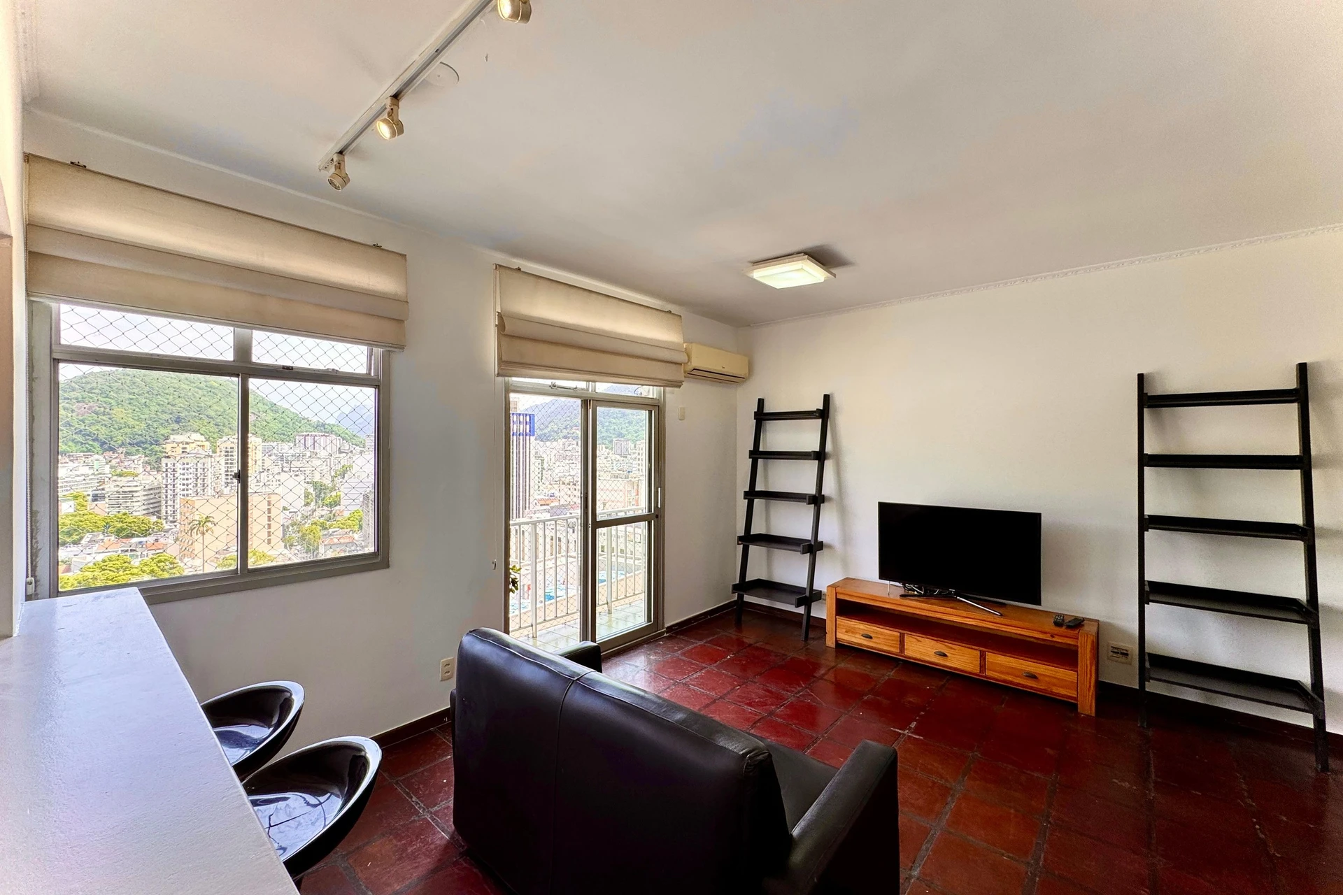 2-bedroom apartment in a building with a gym — photo 13