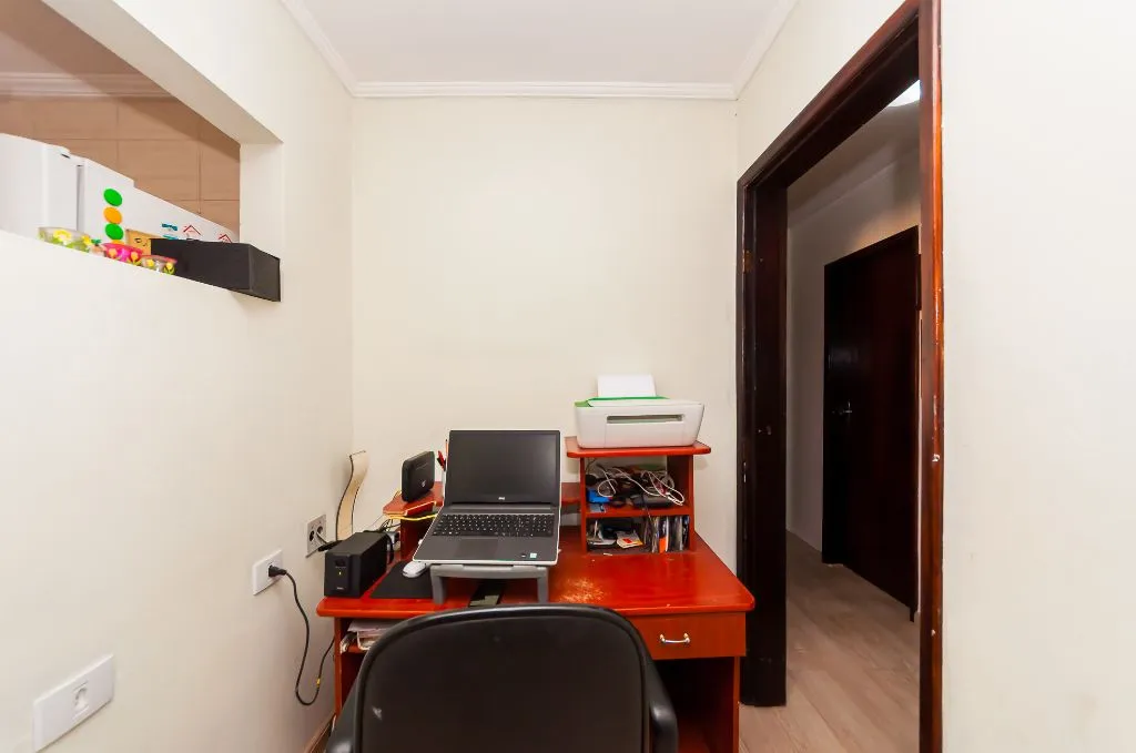 3-bedroom house with a bathtub in Curitiba — photo 5