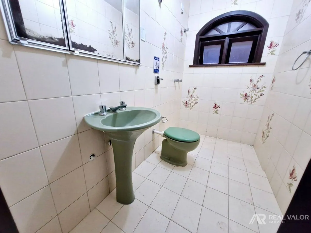 House with 5 bedrooms and 5 bathrooms, closed kitchen — photo 16