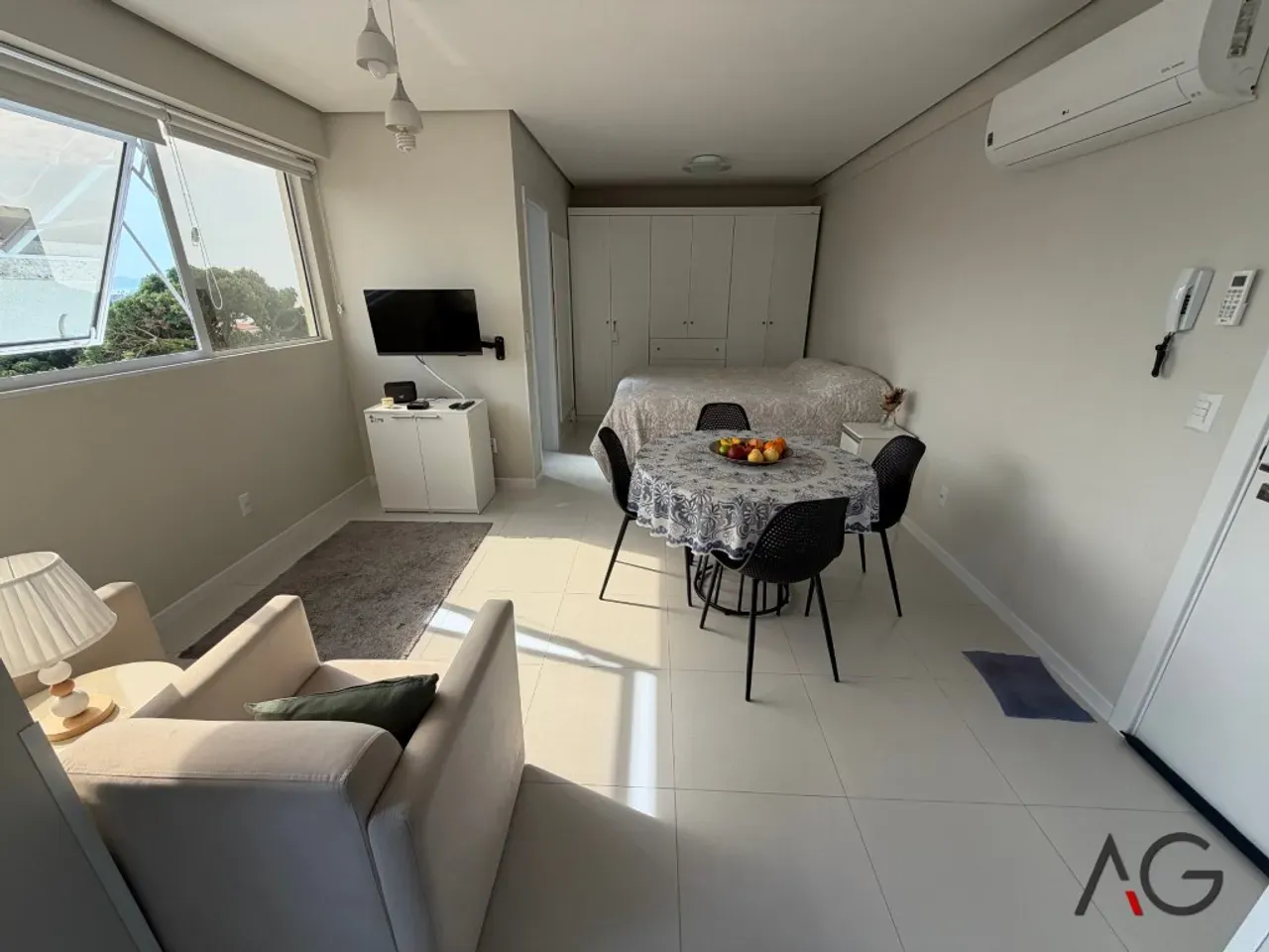 Furnished studio with open-plan kitchen and 2 parking spots — photo 11